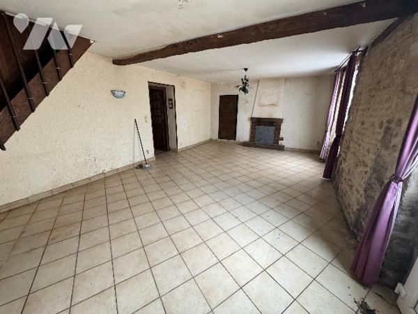 Maison d'habitation à NONANT LE PIN (env 85 m² habitable) à rénover située dans le bourg