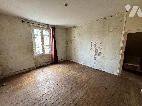 Maison d'habitation à NONANT LE PIN (env 85 m² habitable) à rénover située dans le bourg