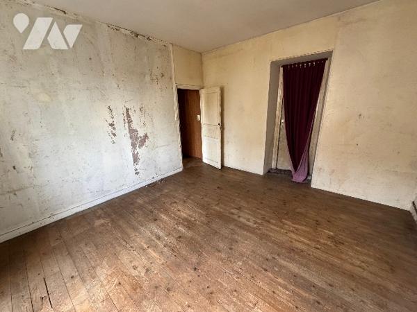 Maison d'habitation à NONANT LE PIN (env 85 m² habitable) à rénover située dans le bourg