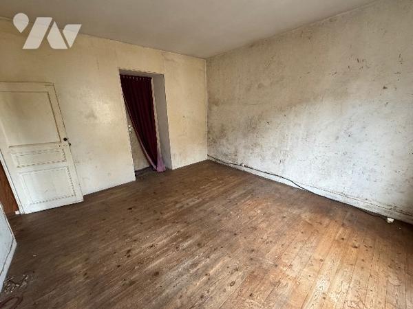 Maison d'habitation à NONANT LE PIN (env 85 m² habitable) à rénover située dans le bourg