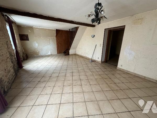 Maison d'habitation à NONANT LE PIN (env 85 m² habitable) à rénover située dans le bourg