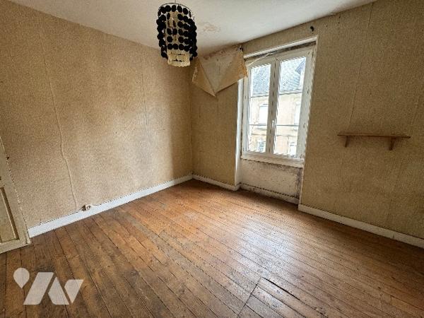 Maison d'habitation à NONANT LE PIN (env 85 m² habitable) à rénover située dans le bourg