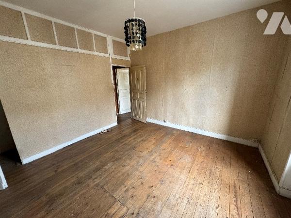 Maison d'habitation à NONANT LE PIN (env 85 m² habitable) à rénover située dans le bourg