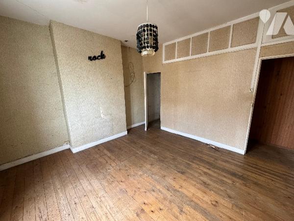 Maison d'habitation à NONANT LE PIN (env 85 m² habitable) à rénover située dans le bourg