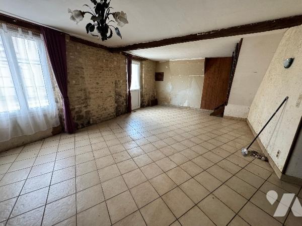 Maison d'habitation à NONANT LE PIN (env 85 m² habitable) à rénover située dans le bourg