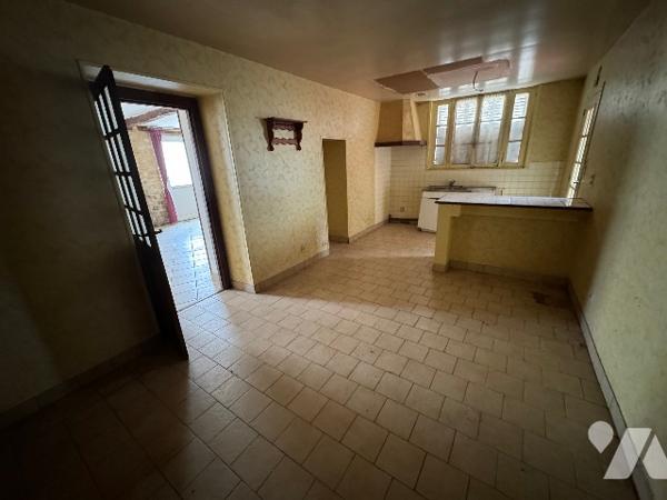 Maison d'habitation à NONANT LE PIN (env 85 m² habitable) à rénover située dans le bourg