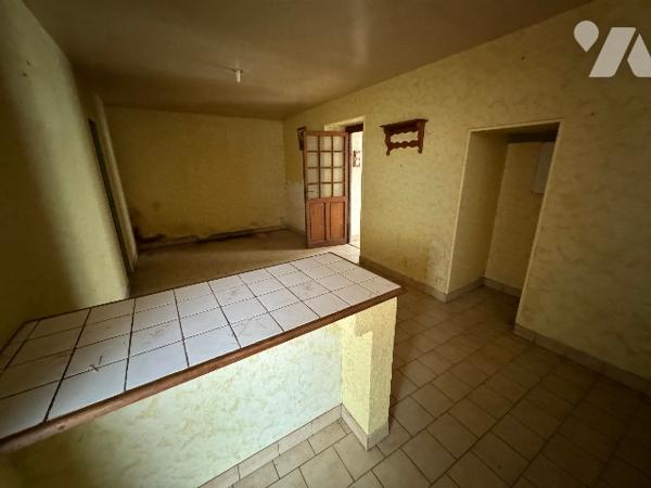 Maison d'habitation à NONANT LE PIN (env 85 m² habitable) à rénover située dans le bourg