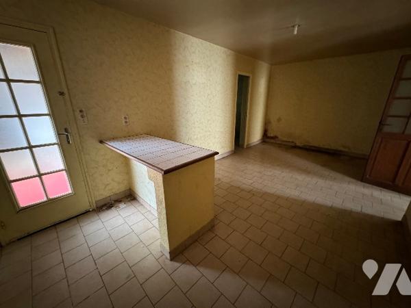 Maison d'habitation à NONANT LE PIN (env 85 m² habitable) à rénover située dans le bourg