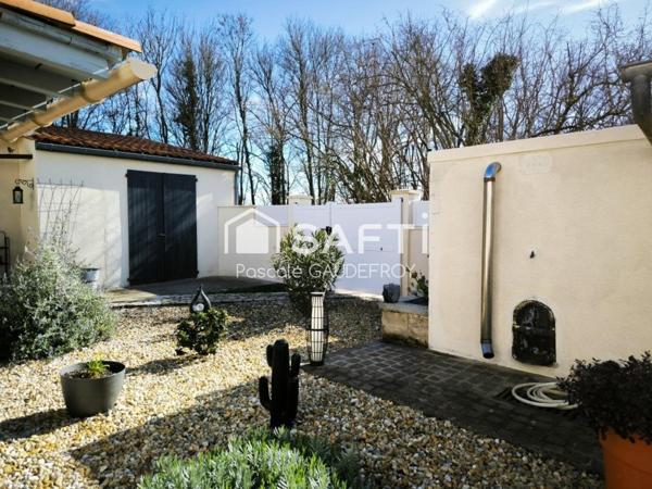 Une Charentaise rare et exceptionnelle à deux pas du centre ville de Pons !