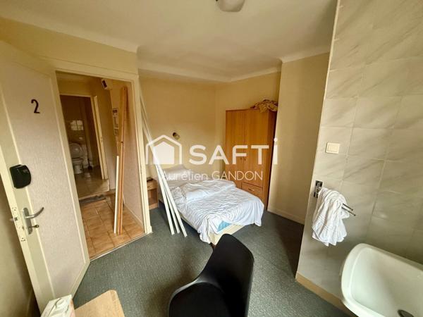 Immeuble avec restaurant et hotel