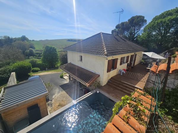 MIGNE-AUXANCES, maison d'environ 152 m² avec piscine dans un environnement calme.