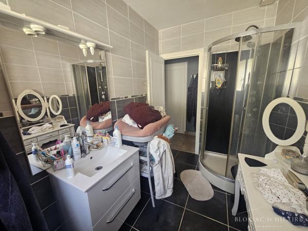 MIGNE-AUXANCES, maison d'environ 152 m² avec piscine dans un environnement calme.