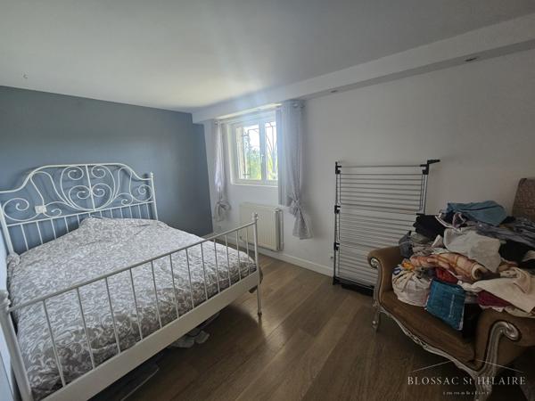 MIGNE-AUXANCES, maison d'environ 152 m² avec piscine dans un environnement calme.