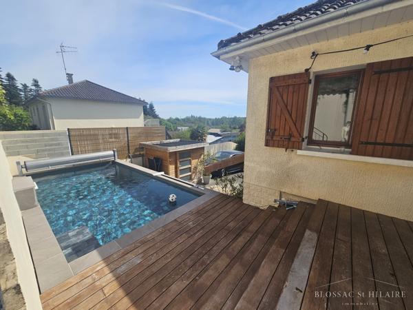 MIGNE-AUXANCES, maison d'environ 152 m² avec piscine dans un environnement calme.