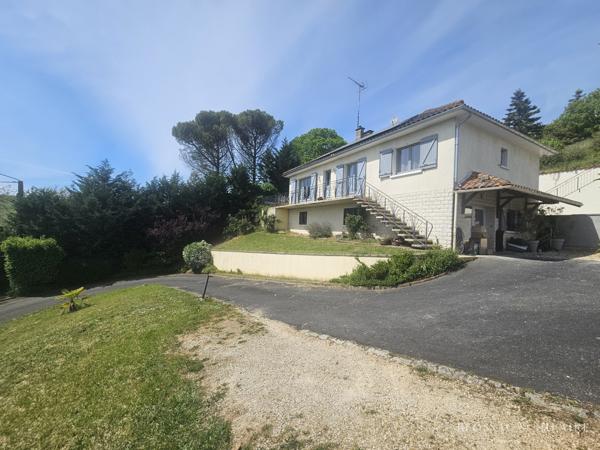MIGNE-AUXANCES, maison d'environ 152 m² avec piscine dans un environnement calme.