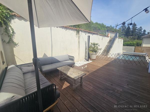 MIGNE-AUXANCES, maison d'environ 152 m² avec piscine dans un environnement calme.