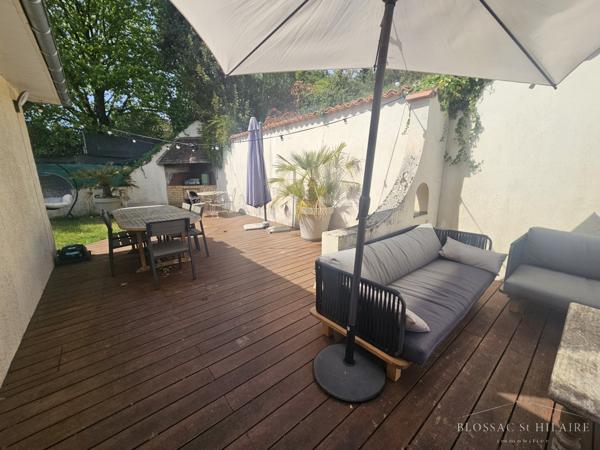 MIGNE-AUXANCES, maison d'environ 152 m² avec piscine dans un environnement calme.