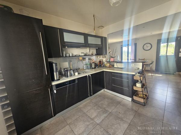 MIGNE-AUXANCES, maison d'environ 152 m² avec piscine dans un environnement calme.