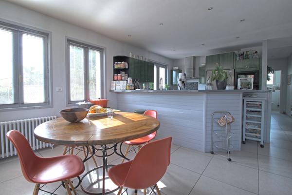 AGEN - Maison de ville de 230 m² avec 5 chambres, garage, piscine sur un terrain de 790 m² en centre ville d'Agen