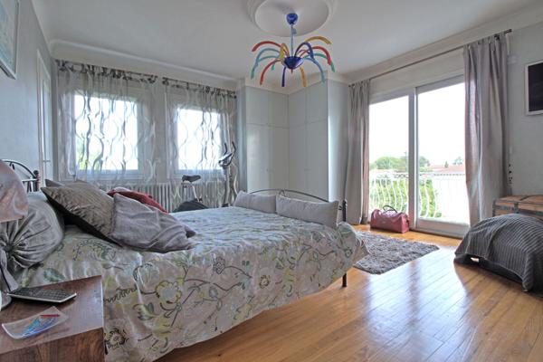 AGEN - Maison de ville de 230 m² avec 5 chambres, garage, piscine sur un terrain de 790 m² en centre ville d'Agen