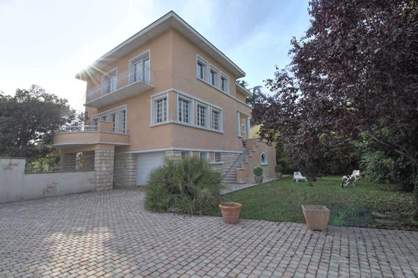 AGEN - Maison de ville de 230 m² avec 5 chambres, garage, piscine sur un terrain de 790 m² en centre ville d'Agen
