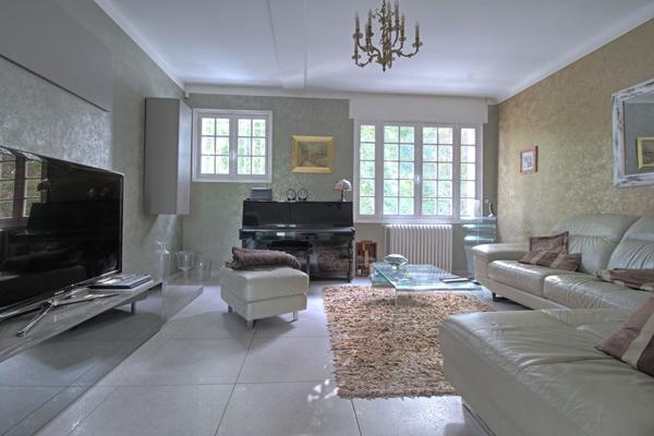 AGEN - Maison de ville de 230 m² avec 5 chambres, garage, piscine sur un terrain de 790 m² en centre ville d'Agen