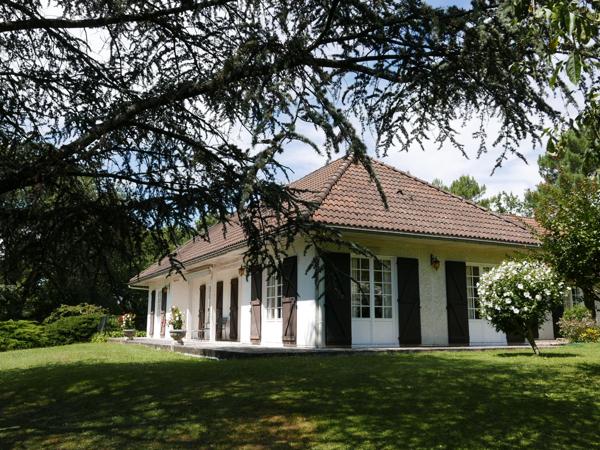 Saint-Astier (24110) Beaux volumes et belle situation!