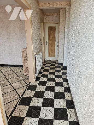 Exclusivité, centre de Cancale, au calme, maison sur sous-sol complet comprenant :  une entrée,...