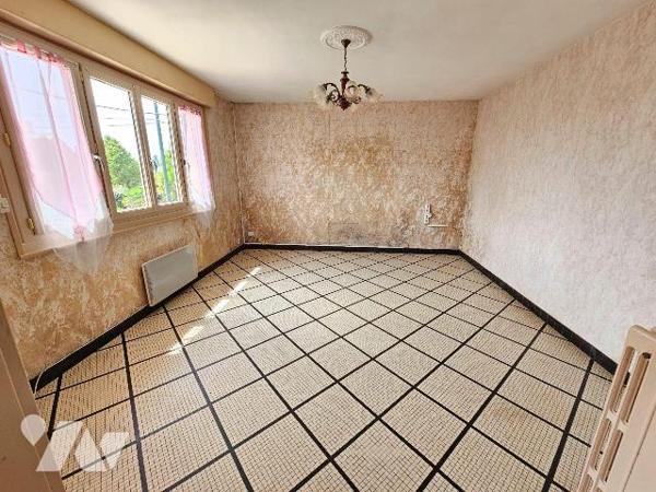 Exclusivité, centre de Cancale, au calme, maison sur sous-sol complet comprenant :  une entrée,...