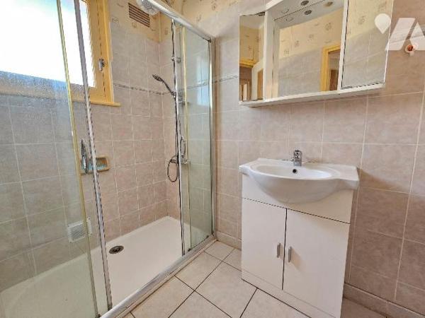 Exclusivité, centre de Cancale, au calme, maison sur sous-sol complet comprenant :  une entrée,...