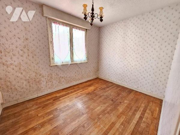 Exclusivité, centre de Cancale, au calme, maison sur sous-sol complet comprenant :  une entrée,...