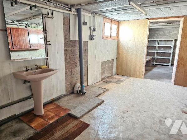 Exclusivité, centre de Cancale, au calme, maison sur sous-sol complet comprenant :  une entrée,...