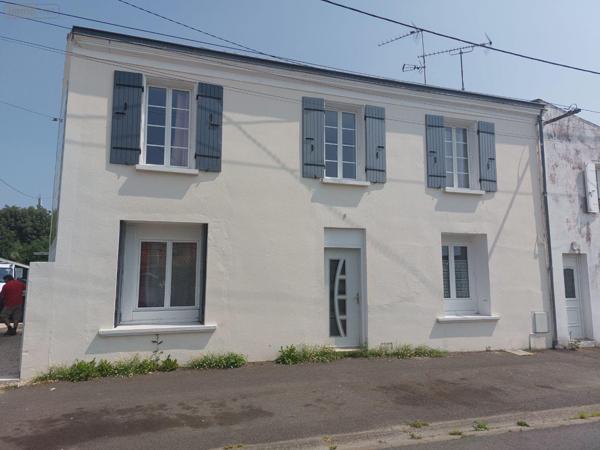 Maison de ville à vendre à Surgères en Charente-Maritime (17700), ref : 499