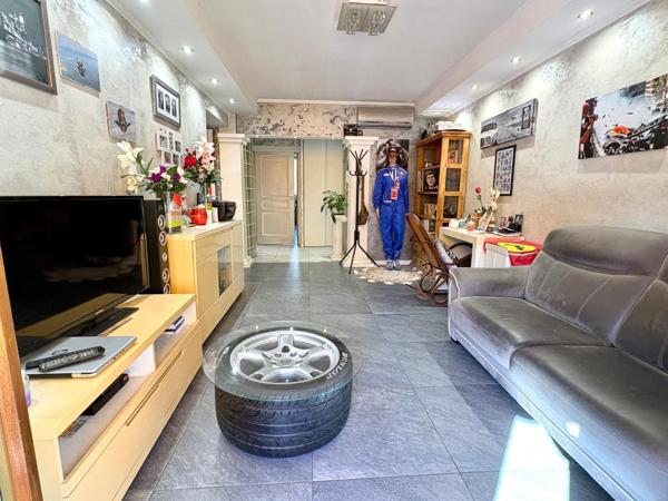 3 pièces traversant en étage élevé avec parking