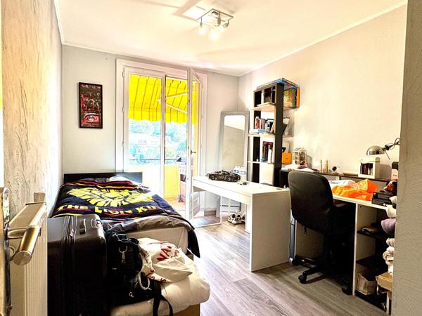 3 pièces traversant en étage élevé avec parking