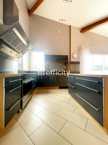 Maison
         6 pièces
        - 229 m² 449 500 € *