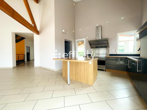 Maison
         6 pièces
        - 229 m² 449 500 € *