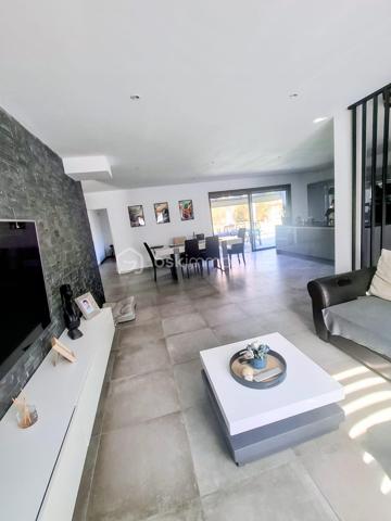 Très belle maison familiale de 144 m2 avec piscine chauffée à Châteauneuf-sur-Loire. construite en 2017, 
elle offre 4 chambres, dont une suite parentale avec salle de bains et WC privatifs. Sa cuisine ouverte entièrement équipée s’ouvre sur une vaste pièce de vie baignée de lumière, parfaite pour recevoir famille et amis. Matériaux de grande qualité, finitions soignées en grès. Toutes les menuiseries sont en aluminium avec volets roulants électriques piloté par domotique, chauffage aux sols par pompe à chaleur.
 
Côté confort et sécurité : double garage, portail électrique avec visiophone, système d’alarme.
À l'extérieur, une grande terrasse et une piscine composent un véritable espace de détente Le tout sur un terrain de 1586 m2 avec son cabanon.
 
Idéalement située, à proximité immédiate du centre-ville, des écoles, du collège, des commerces et de la mairie,son futur lycée et de la tangentielle. 
Située à Châteauneuf-sur-Loire, commune appréciée pour son patrimoine et son célèbre château, elle offre un cadre de vie à la fois pratique et agréable. 
Un bien familial fonctionnel et lumineux, à découvrir sans tarder. 

Tax foncier:1350€

N'hésitez pas à me contacter pour organiser une visite.