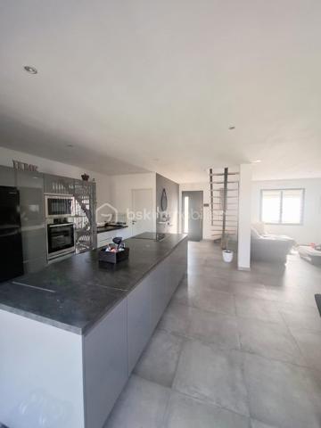 Très belle maison familiale de 144 m2 avec piscine chauffée à Châteauneuf-sur-Loire. construite en 2017, 
elle offre 4 chambres, dont une suite parentale avec salle de bains et WC privatifs. Sa cuisine ouverte entièrement équipée s’ouvre sur une vaste pièce de vie baignée de lumière, parfaite pour recevoir famille et amis. Matériaux de grande qualité, finitions soignées en grès. Toutes les menuiseries sont en aluminium avec volets roulants électriques piloté par domotique, chauffage aux sols par pompe à chaleur.
 
Côté confort et sécurité : double garage, portail électrique avec visiophone, système d’alarme.
À l'extérieur, une grande terrasse et une piscine composent un véritable espace de détente Le tout sur un terrain de 1586 m2 avec son cabanon.
 
Idéalement située, à proximité immédiate du centre-ville, des écoles, du collège, des commerces et de la mairie,son futur lycée et de la tangentielle. 
Située à Châteauneuf-sur-Loire, commune appréciée pour son patrimoine et son célèbre château, elle offre un cadre de vie à la fois pratique et agréable. 
Un bien familial fonctionnel et lumineux, à découvrir sans tarder. 

Tax foncier:1350€

N'hésitez pas à me contacter pour organiser une visite.