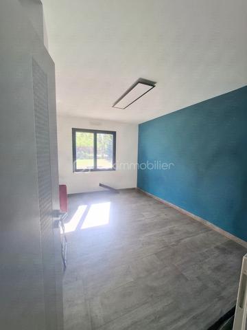Très belle maison familiale de 144 m2 avec piscine chauffée à Châteauneuf-sur-Loire. construite en 2017, 
elle offre 4 chambres, dont une suite parentale avec salle de bains et WC privatifs. Sa cuisine ouverte entièrement équipée s’ouvre sur une vaste pièce de vie baignée de lumière, parfaite pour recevoir famille et amis. Matériaux de grande qualité, finitions soignées en grès. Toutes les menuiseries sont en aluminium avec volets roulants électriques piloté par domotique, chauffage aux sols par pompe à chaleur.
 
Côté confort et sécurité : double garage, portail électrique avec visiophone, système d’alarme.
À l'extérieur, une grande terrasse et une piscine composent un véritable espace de détente Le tout sur un terrain de 1586 m2 avec son cabanon.
 
Idéalement située, à proximité immédiate du centre-ville, des écoles, du collège, des commerces et de la mairie,son futur lycée et de la tangentielle. 
Située à Châteauneuf-sur-Loire, commune appréciée pour son patrimoine et son célèbre château, elle offre un cadre de vie à la fois pratique et agréable. 
Un bien familial fonctionnel et lumineux, à découvrir sans tarder. 

Tax foncier:1350€

N'hésitez pas à me contacter pour organiser une visite.