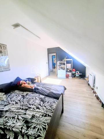 Très belle maison familiale de 144 m2 avec piscine chauffée à Châteauneuf-sur-Loire. construite en 2017, 
elle offre 4 chambres, dont une suite parentale avec salle de bains et WC privatifs. Sa cuisine ouverte entièrement équipée s’ouvre sur une vaste pièce de vie baignée de lumière, parfaite pour recevoir famille et amis. Matériaux de grande qualité, finitions soignées en grès. Toutes les menuiseries sont en aluminium avec volets roulants électriques piloté par domotique, chauffage aux sols par pompe à chaleur.
 
Côté confort et sécurité : double garage, portail électrique avec visiophone, système d’alarme.
À l'extérieur, une grande terrasse et une piscine composent un véritable espace de détente Le tout sur un terrain de 1586 m2 avec son cabanon.
 
Idéalement située, à proximité immédiate du centre-ville, des écoles, du collège, des commerces et de la mairie,son futur lycée et de la tangentielle. 
Située à Châteauneuf-sur-Loire, commune appréciée pour son patrimoine et son célèbre château, elle offre un cadre de vie à la fois pratique et agréable. 
Un bien familial fonctionnel et lumineux, à découvrir sans tarder. 

Tax foncier:1350€

N'hésitez pas à me contacter pour organiser une visite.