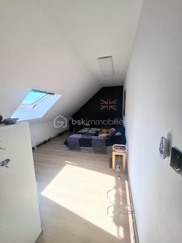 Très belle maison familiale de 144 m2 avec piscine chauffée à Châteauneuf-sur-Loire. construite en 2017, 
elle offre 4 chambres, dont une suite parentale avec salle de bains et WC privatifs. Sa cuisine ouverte entièrement équipée s’ouvre sur une vaste pièce de vie baignée de lumière, parfaite pour recevoir famille et amis. Matériaux de grande qualité, finitions soignées en grès. Toutes les menuiseries sont en aluminium avec volets roulants électriques piloté par domotique, chauffage aux sols par pompe à chaleur.
 
Côté confort et sécurité : double garage, portail électrique avec visiophone, système d’alarme.
À l'extérieur, une grande terrasse et une piscine composent un véritable espace de détente Le tout sur un terrain de 1586 m2 avec son cabanon.
 
Idéalement située, à proximité immédiate du centre-ville, des écoles, du collège, des commerces et de la mairie,son futur lycée et de la tangentielle. 
Située à Châteauneuf-sur-Loire, commune appréciée pour son patrimoine et son célèbre château, elle offre un cadre de vie à la fois pratique et agréable. 
Un bien familial fonctionnel et lumineux, à découvrir sans tarder. 

Tax foncier:1350€

N'hésitez pas à me contacter pour organiser une visite.