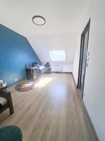 Très belle maison familiale de 144 m2 avec piscine chauffée à Châteauneuf-sur-Loire. construite en 2017, 
elle offre 4 chambres, dont une suite parentale avec salle de bains et WC privatifs. Sa cuisine ouverte entièrement équipée s’ouvre sur une vaste pièce de vie baignée de lumière, parfaite pour recevoir famille et amis. Matériaux de grande qualité, finitions soignées en grès. Toutes les menuiseries sont en aluminium avec volets roulants électriques piloté par domotique, chauffage aux sols par pompe à chaleur.
 
Côté confort et sécurité : double garage, portail électrique avec visiophone, système d’alarme.
À l'extérieur, une grande terrasse et une piscine composent un véritable espace de détente Le tout sur un terrain de 1586 m2 avec son cabanon.
 
Idéalement située, à proximité immédiate du centre-ville, des écoles, du collège, des commerces et de la mairie,son futur lycée et de la tangentielle. 
Située à Châteauneuf-sur-Loire, commune appréciée pour son patrimoine et son célèbre château, elle offre un cadre de vie à la fois pratique et agréable. 
Un bien familial fonctionnel et lumineux, à découvrir sans tarder. 

Tax foncier:1350€

N'hésitez pas à me contacter pour organiser une visite.