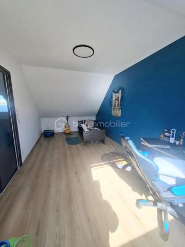 Très belle maison familiale de 144 m2 avec piscine chauffée à Châteauneuf-sur-Loire. construite en 2017, 
elle offre 4 chambres, dont une suite parentale avec salle de bains et WC privatifs. Sa cuisine ouverte entièrement équipée s’ouvre sur une vaste pièce de vie baignée de lumière, parfaite pour recevoir famille et amis. Matériaux de grande qualité, finitions soignées en grès. Toutes les menuiseries sont en aluminium avec volets roulants électriques piloté par domotique, chauffage aux sols par pompe à chaleur.
 
Côté confort et sécurité : double garage, portail électrique avec visiophone, système d’alarme.
À l'extérieur, une grande terrasse et une piscine composent un véritable espace de détente Le tout sur un terrain de 1586 m2 avec son cabanon.
 
Idéalement située, à proximité immédiate du centre-ville, des écoles, du collège, des commerces et de la mairie,son futur lycée et de la tangentielle. 
Située à Châteauneuf-sur-Loire, commune appréciée pour son patrimoine et son célèbre château, elle offre un cadre de vie à la fois pratique et agréable. 
Un bien familial fonctionnel et lumineux, à découvrir sans tarder. 

Tax foncier:1350€

N'hésitez pas à me contacter pour organiser une visite.