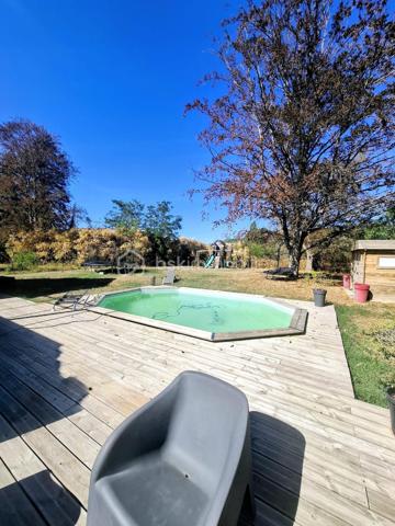Très belle maison familiale de 144 m2 avec piscine chauffée à Châteauneuf-sur-Loire. construite en 2017, 
elle offre 4 chambres, dont une suite parentale avec salle de bains et WC privatifs. Sa cuisine ouverte entièrement équipée s’ouvre sur une vaste pièce de vie baignée de lumière, parfaite pour recevoir famille et amis. Matériaux de grande qualité, finitions soignées en grès. Toutes les menuiseries sont en aluminium avec volets roulants électriques piloté par domotique, chauffage aux sols par pompe à chaleur.
 
Côté confort et sécurité : double garage, portail électrique avec visiophone, système d’alarme.
À l'extérieur, une grande terrasse et une piscine composent un véritable espace de détente Le tout sur un terrain de 1586 m2 avec son cabanon.
 
Idéalement située, à proximité immédiate du centre-ville, des écoles, du collège, des commerces et de la mairie,son futur lycée et de la tangentielle. 
Située à Châteauneuf-sur-Loire, commune appréciée pour son patrimoine et son célèbre château, elle offre un cadre de vie à la fois pratique et agréable. 
Un bien familial fonctionnel et lumineux, à découvrir sans tarder. 

Tax foncier:1350€

N'hésitez pas à me contacter pour organiser une visite.