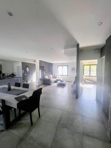 Très belle maison familiale de 144 m2 avec piscine chauffée à Châteauneuf-sur-Loire. construite en 2017, 
elle offre 4 chambres, dont une suite parentale avec salle de bains et WC privatifs. Sa cuisine ouverte entièrement équipée s’ouvre sur une vaste pièce de vie baignée de lumière, parfaite pour recevoir famille et amis. Matériaux de grande qualité, finitions soignées en grès. Toutes les menuiseries sont en aluminium avec volets roulants électriques piloté par domotique, chauffage aux sols par pompe à chaleur.
 
Côté confort et sécurité : double garage, portail électrique avec visiophone, système d’alarme.
À l'extérieur, une grande terrasse et une piscine composent un véritable espace de détente Le tout sur un terrain de 1586 m2 avec son cabanon.
 
Idéalement située, à proximité immédiate du centre-ville, des écoles, du collège, des commerces et de la mairie,son futur lycée et de la tangentielle. 
Située à Châteauneuf-sur-Loire, commune appréciée pour son patrimoine et son célèbre château, elle offre un cadre de vie à la fois pratique et agréable. 
Un bien familial fonctionnel et lumineux, à découvrir sans tarder. 

Tax foncier:1350€

N'hésitez pas à me contacter pour organiser une visite.