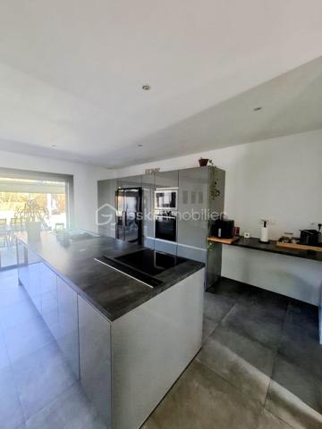 Très belle maison familiale de 144 m2 avec piscine chauffée à Châteauneuf-sur-Loire. construite en 2017, 
elle offre 4 chambres, dont une suite parentale avec salle de bains et WC privatifs. Sa cuisine ouverte entièrement équipée s’ouvre sur une vaste pièce de vie baignée de lumière, parfaite pour recevoir famille et amis. Matériaux de grande qualité, finitions soignées en grès. Toutes les menuiseries sont en aluminium avec volets roulants électriques piloté par domotique, chauffage aux sols par pompe à chaleur.
 
Côté confort et sécurité : double garage, portail électrique avec visiophone, système d’alarme.
À l'extérieur, une grande terrasse et une piscine composent un véritable espace de détente Le tout sur un terrain de 1586 m2 avec son cabanon.
 
Idéalement située, à proximité immédiate du centre-ville, des écoles, du collège, des commerces et de la mairie,son futur lycée et de la tangentielle. 
Située à Châteauneuf-sur-Loire, commune appréciée pour son patrimoine et son célèbre château, elle offre un cadre de vie à la fois pratique et agréable. 
Un bien familial fonctionnel et lumineux, à découvrir sans tarder. 

Tax foncier:1350€

N'hésitez pas à me contacter pour organiser une visite.