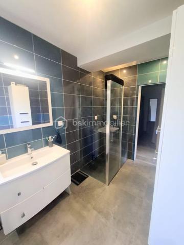 Très belle maison familiale de 144 m2 avec piscine chauffée à Châteauneuf-sur-Loire. construite en 2017, 
elle offre 4 chambres, dont une suite parentale avec salle de bains et WC privatifs. Sa cuisine ouverte entièrement équipée s’ouvre sur une vaste pièce de vie baignée de lumière, parfaite pour recevoir famille et amis. Matériaux de grande qualité, finitions soignées en grès. Toutes les menuiseries sont en aluminium avec volets roulants électriques piloté par domotique, chauffage aux sols par pompe à chaleur.
 
Côté confort et sécurité : double garage, portail électrique avec visiophone, système d’alarme.
À l'extérieur, une grande terrasse et une piscine composent un véritable espace de détente Le tout sur un terrain de 1586 m2 avec son cabanon.
 
Idéalement située, à proximité immédiate du centre-ville, des écoles, du collège, des commerces et de la mairie,son futur lycée et de la tangentielle. 
Située à Châteauneuf-sur-Loire, commune appréciée pour son patrimoine et son célèbre château, elle offre un cadre de vie à la fois pratique et agréable. 
Un bien familial fonctionnel et lumineux, à découvrir sans tarder. 

Tax foncier:1350€

N'hésitez pas à me contacter pour organiser une visite.