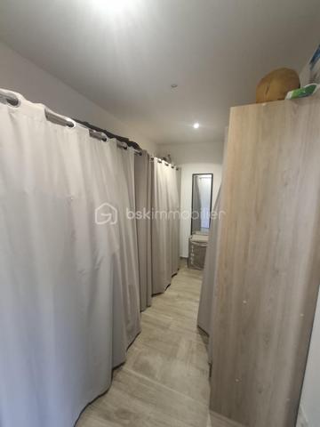 Très belle maison familiale de 144 m2 avec piscine chauffée à Châteauneuf-sur-Loire. construite en 2017, 
elle offre 4 chambres, dont une suite parentale avec salle de bains et WC privatifs. Sa cuisine ouverte entièrement équipée s’ouvre sur une vaste pièce de vie baignée de lumière, parfaite pour recevoir famille et amis. Matériaux de grande qualité, finitions soignées en grès. Toutes les menuiseries sont en aluminium avec volets roulants électriques piloté par domotique, chauffage aux sols par pompe à chaleur.
 
Côté confort et sécurité : double garage, portail électrique avec visiophone, système d’alarme.
À l'extérieur, une grande terrasse et une piscine composent un véritable espace de détente Le tout sur un terrain de 1586 m2 avec son cabanon.
 
Idéalement située, à proximité immédiate du centre-ville, des écoles, du collège, des commerces et de la mairie,son futur lycée et de la tangentielle. 
Située à Châteauneuf-sur-Loire, commune appréciée pour son patrimoine et son célèbre château, elle offre un cadre de vie à la fois pratique et agréable. 
Un bien familial fonctionnel et lumineux, à découvrir sans tarder. 

Tax foncier:1350€

N'hésitez pas à me contacter pour organiser une visite.