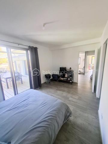 Très belle maison familiale de 144 m2 avec piscine chauffée à Châteauneuf-sur-Loire. construite en 2017, 
elle offre 4 chambres, dont une suite parentale avec salle de bains et WC privatifs. Sa cuisine ouverte entièrement équipée s’ouvre sur une vaste pièce de vie baignée de lumière, parfaite pour recevoir famille et amis. Matériaux de grande qualité, finitions soignées en grès. Toutes les menuiseries sont en aluminium avec volets roulants électriques piloté par domotique, chauffage aux sols par pompe à chaleur.
 
Côté confort et sécurité : double garage, portail électrique avec visiophone, système d’alarme.
À l'extérieur, une grande terrasse et une piscine composent un véritable espace de détente Le tout sur un terrain de 1586 m2 avec son cabanon.
 
Idéalement située, à proximité immédiate du centre-ville, des écoles, du collège, des commerces et de la mairie,son futur lycée et de la tangentielle. 
Située à Châteauneuf-sur-Loire, commune appréciée pour son patrimoine et son célèbre château, elle offre un cadre de vie à la fois pratique et agréable. 
Un bien familial fonctionnel et lumineux, à découvrir sans tarder. 

Tax foncier:1350€

N'hésitez pas à me contacter pour organiser une visite.